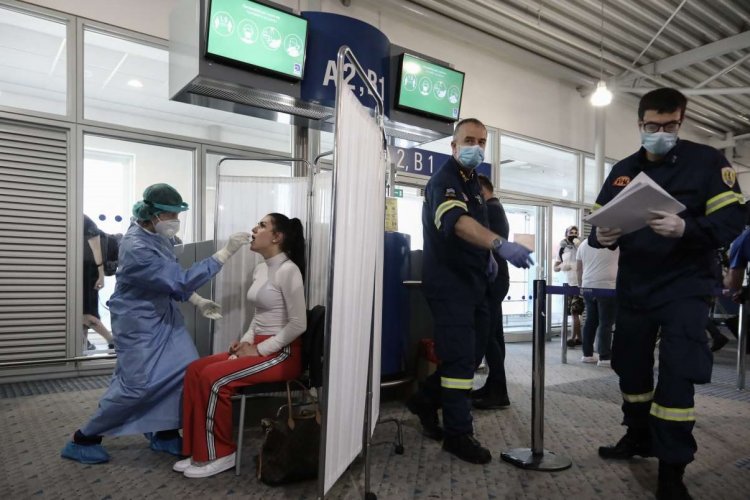 Coronavirus Tests for travellers: Πόσα βρέθηκαν θετικά από τουρίστες που επέστρεψαν από Μύκονο, Πάρο, Σαντορίνη μέσω του αεροδρομίου της Αθήνας