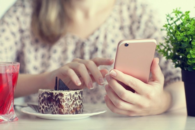 Coronavirus Pandemic: Πόσο επιβιώνει ο κορωνοϊός στην οθόνη του κινητού [Νέα έρευνα]