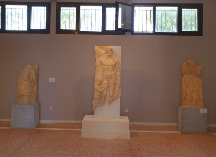 Tinos: Στην έκθεση του Αρχαιολογικού Μουσείου της Τήνου επιτύμβια στήλη από την ανασκαφή στο Ξώμπουργκο