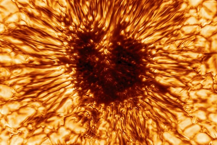 Sun's surface - Sunspot: «Πορτρέτο» ηλιακής κηλίδας μεγαλύτερης από τη Γη τράβηξε το νέο τηλεσκόπιο Inouye