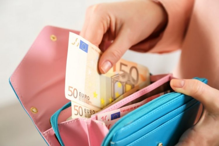 Benefit and financial support: Ποιοι και πώς θα πάρουν το επίδομα των 400 ευρώ – Τι προβλέπει η απόφαση
