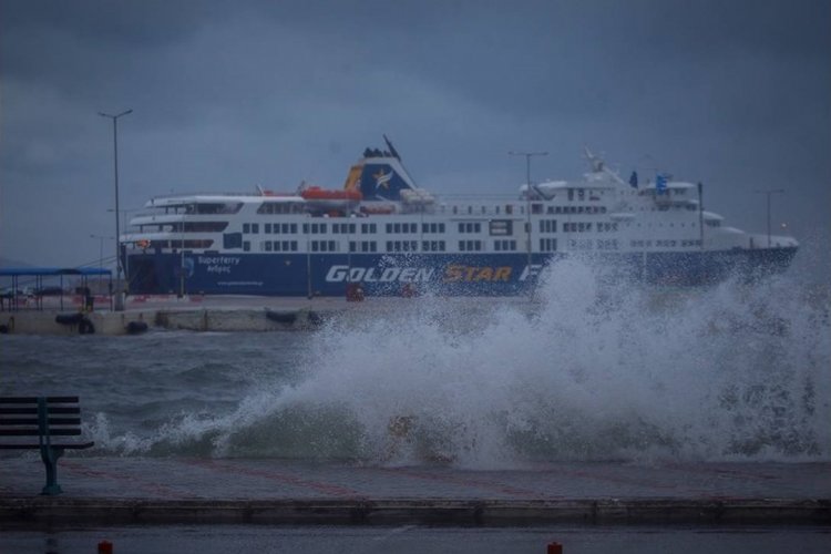 Ferry Routes – Sailing ban: Απαγορευτικό απόπλου από Πειραιά και Ραφήνα για Κυκλάδες και Δωδεκάνησα