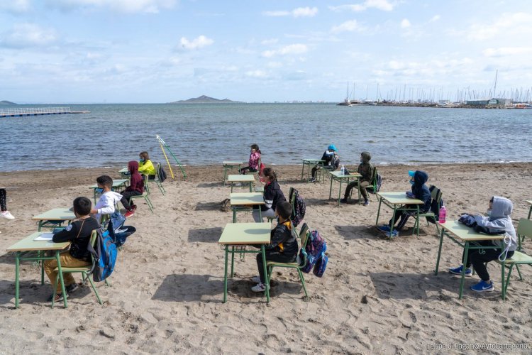 Covid-19 Outdoor Learning: Μάθημα στην παραλία!! Εν μέσω πανδημίας, έστησαν θρανία και πίνακα στην αμμουδιά σε σχολείο στην Ισπανία [Video+pics]