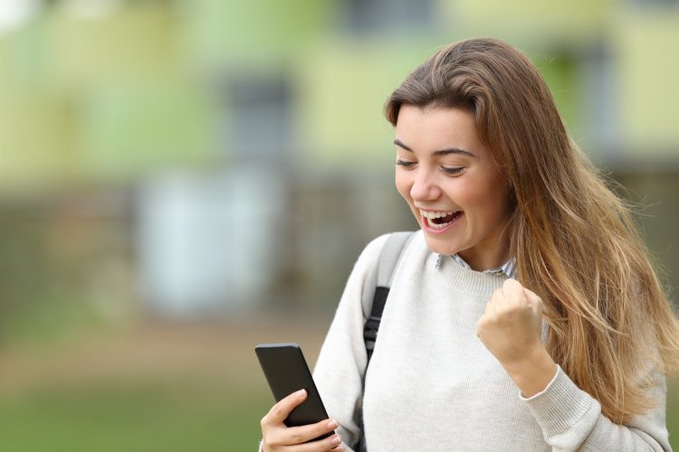 Panhellenic exam results: Με sms στο κινητό των υποψηφίων τα αποτελέσματα των πανελλαδικών