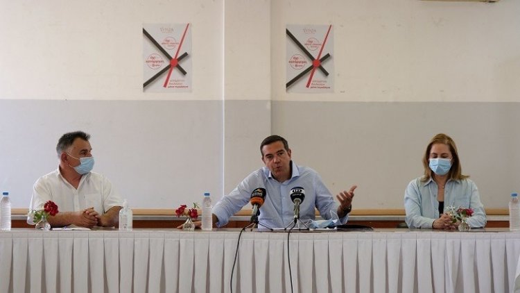 SYRIZA leader Alexis Tsipras: Η κυβέρνηση έχει επιλέξει να διαλύσει τις εργασιακές σχέσεις προς όφελος κάποιων λίγων επιχειρηματικών ομίλων