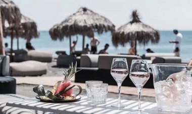 Holy Spirit Monday 2021: Με απαγόρευση κυκλοφορίας, ανοιχτή μουσική και μάσκες Αγίου Πνεύματος