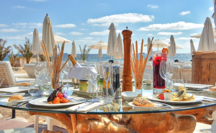 Loosening Covid Restrictions: Περισσότερα άτομα ανά τραπέζι σε Καφέ, Μπαρ και Εστιατόρια!!