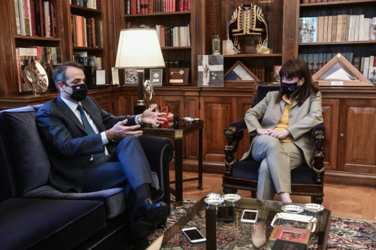 PM Mitsotakis - President Sakellaropoulou: Θα ανοίξει σύντομα η συζήτηση για διευκολύνσεις στους εμβολιασμένους