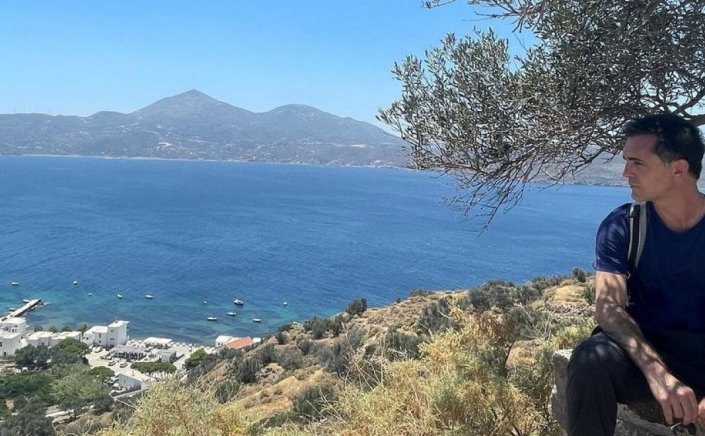 Ancient Theatre of Milos: Ο Pedro Alonso του «La Casa de Papel» απαγγέλλει στο αρχαίο θέατρο της Μήλου [video]