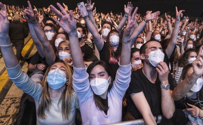 Coronavirus Disease: Θα μετατραπεί η πανδημία σε «νόσημα των νέων»; Τι απαντά πρόσφατη μελέτη