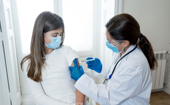 Vaccination of teenagers 15 - 17 years: Ανοίγει την Πέμπτη η πλατφόρμα για τους 15-17 με pfizer - Συνοδεία γονιού ο εμβολιασμός – Καταργείται η ποινή ακύρωσης του ραντεβού