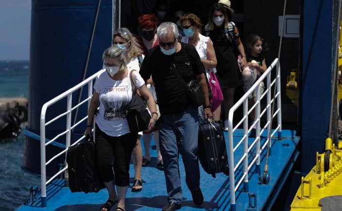 Coronavirus: Πιο αυστηρά μέτρα εξετάζονται  για όσους δεν έχουν εμβολιαστεί και επιστρέφουν από τα νησιά