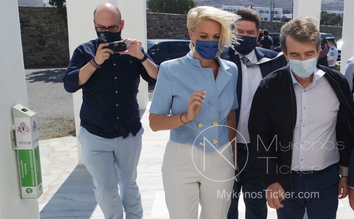 MP Katerina Mpnogiou: Η Κατερίνα Μονογυιού υποδέχτηκε στη γενέτειρα της την Μύκονο τον Υπουργό Προστασίας του Πολίτη και τον Αρχηγό της ΕΑΣ