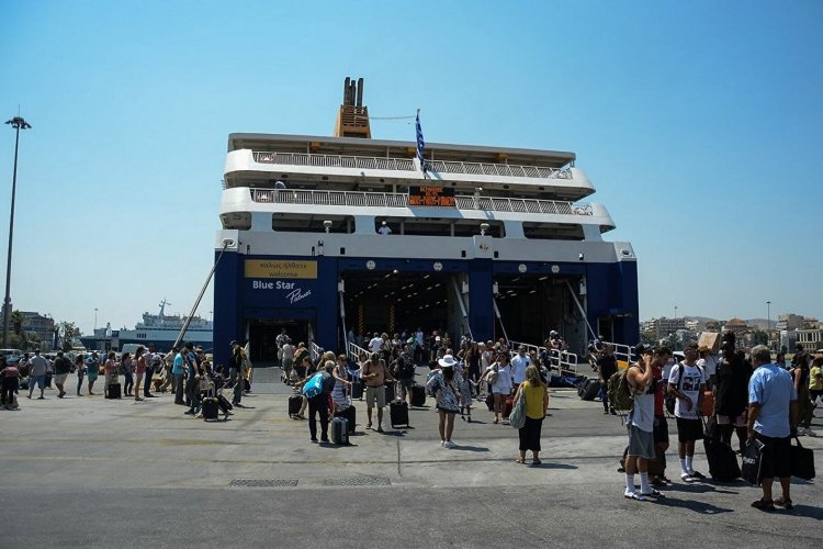 Traveling to an island: Το αδιαχώρητο στο λιμάνι του Πειραιά για την πρώτη μαζική έξοδο του καλοκαιριού!!