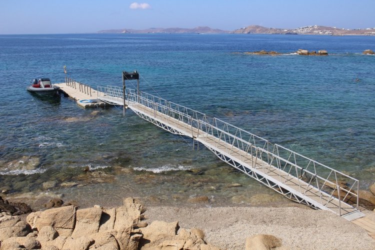 Plastic Floating Dock: Άδειες για πλωτές εξέδρες στην Ελιά και την Παράγκα Μυκόνου