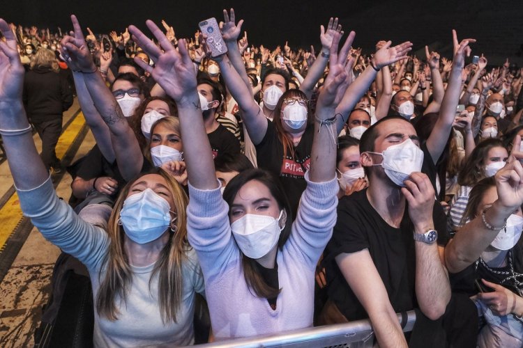 Coronavirus Disease: Θα μετατραπεί η πανδημία σε «νόσημα των νέων»; Τι απαντά πρόσφατη μελέτη