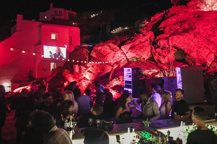 Mykonos: Δύο κορωνοπάρτι με πάνω από 900 καλεσμένους πρόλαβε η ΕΛ.ΑΣ [Videos]