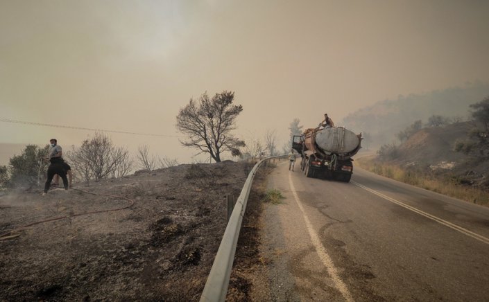 Fire in Evia:  Εκκενώθηκαν 15 χωριά στην Εύβοια, μήνυμα 112 για τις Κεχριές -Μάχη με τις αναζωπυρώσεις