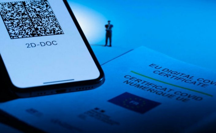 French health pass: Οι εμβολιασμένοι τουρίστες εκτός ΕΕ  θα μπορούν να αποκτούν υγειονομικό πάσο