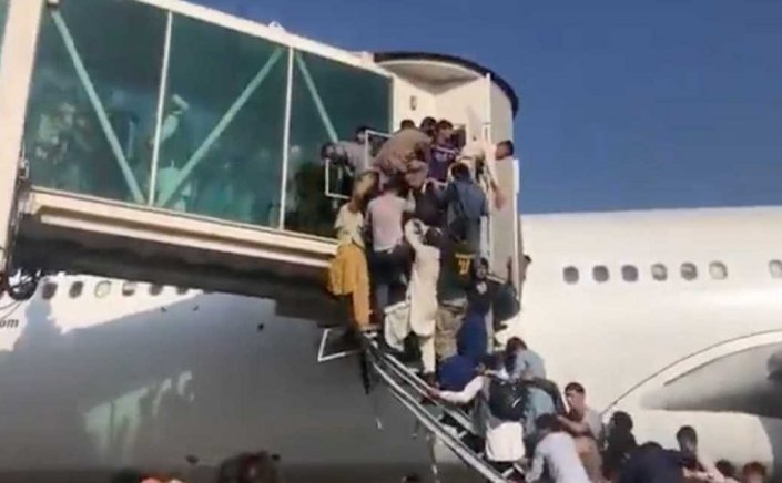 Afghanistan conflict: Σκηνές χάους στο αεροδρόμιο της Καμπούλ!! Κορίτσι ποδοπατήθηκε από το πλήθος!!