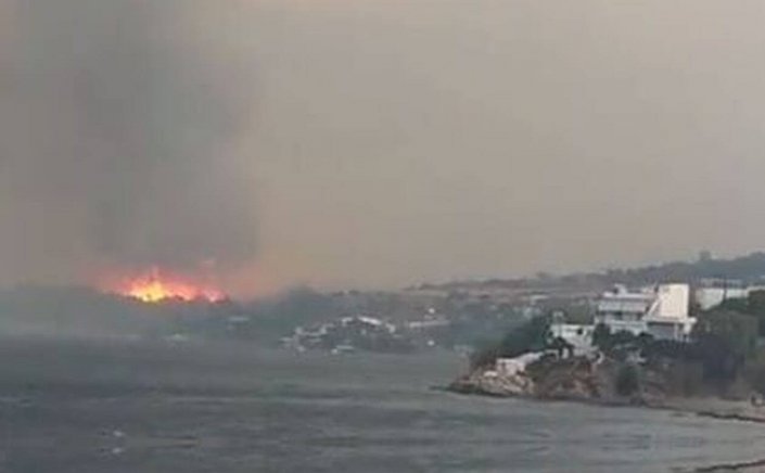 Wildfires: Σε δύο μέτωπα η Φωτιά στην Κάρυστο - Εκκενώνονται το Μαρμάρι και δύο οικισμοί [Εντυπωσιακό Video]