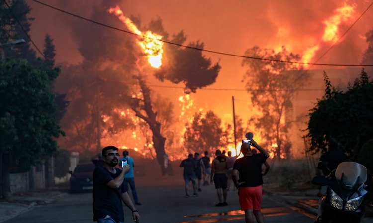 Fire in Greece: Πύρινη κόλαση για τη Βαρυμπόμπη: Τριπλό μέτωπο φωτιάς σε Ολυμπιακό Χωριό, Τατόι, Θρακομακεδόνες