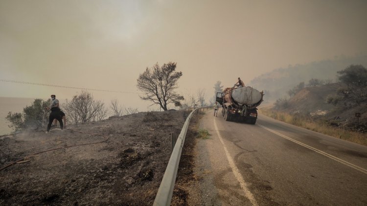 Fire in Evia:  Εκκενώθηκαν 15 χωριά στην Εύβοια, μήνυμα 112 για τις Κεχριές -Μάχη με τις αναζωπυρώσεις