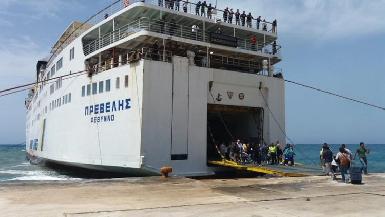 Ferry routes : Το πλοίο «Πρέβελης» προσέκρουσε στο λιμάνι της Ανάφης