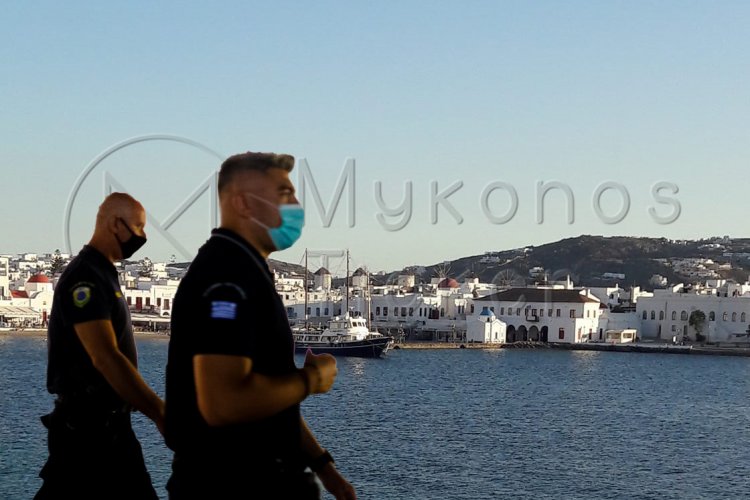 Mykonos arrests: Συλλήψεις δώδεκα [12] ατόμων για Ναρκωτικά, Παράνομες Οικοδομικές Εργασίες, Διατάραξη από κατοικία και άλλα αδικήματα