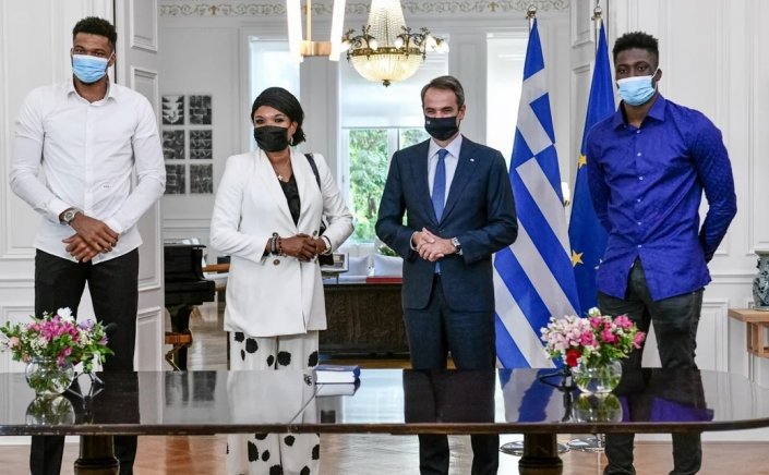  Greek citizenship: Πολιτογραφήθηκαν Έλληνες η μητέρα και ο μικρότερος αδελφός του Γιάννη Αντετοκούνμπο (pics)