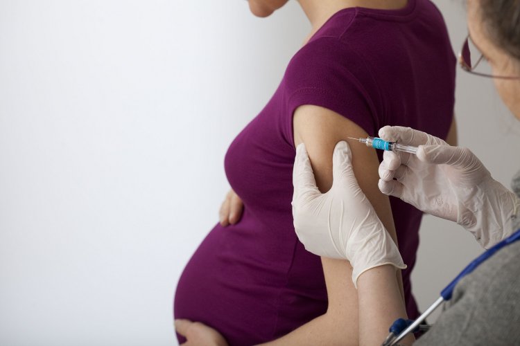Covid Vaccine - Μόσιαλος: Να εμβολιαστούν άφοβα έγκυες και όσες θέλουν να κάνουν παιδιά