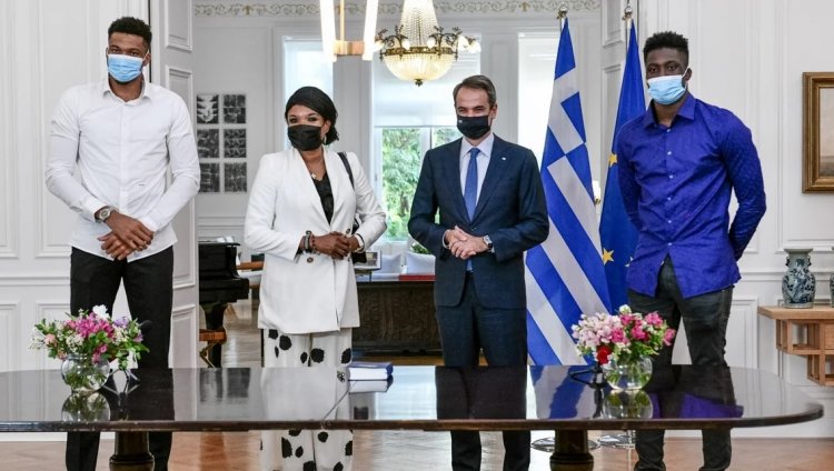  Greek citizenship: Πολιτογραφήθηκαν Έλληνες η μητέρα και ο μικρότερος αδελφός του Γιάννη Αντετοκούνμπο (pics)
