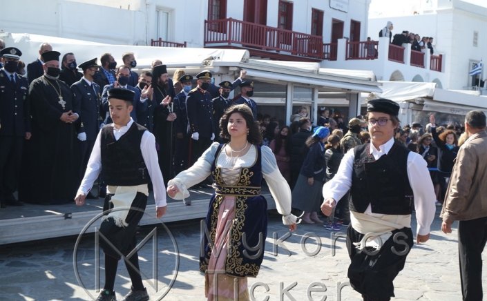 Ochi day in Mykonos: Με τη μαθητική παρέλαση κορυφώθηκαν στην Μύκονο, οι εκδηλώσεις για το Έπος του 1940 (Εικόνες+Βίντεο)