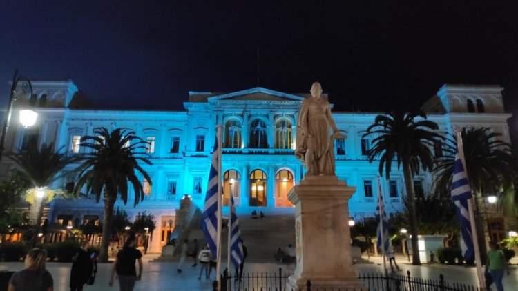 #EDAdyslexiaday: Φωταγώγηση Δημαρχιακού Μεγάρου Σύρου σε χρώμα μπλε-τουρκουάζ για την Ευρωπαϊκή Εβδομάδα Ευαισθητοποίησης για τη Δυσλεξία