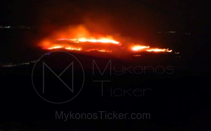 Fire in Tinos: Μεγάλη φωτιά στην Τήνο!! Εκκένωση τριών οικισμών ζητά η Πυροσβεστική!!