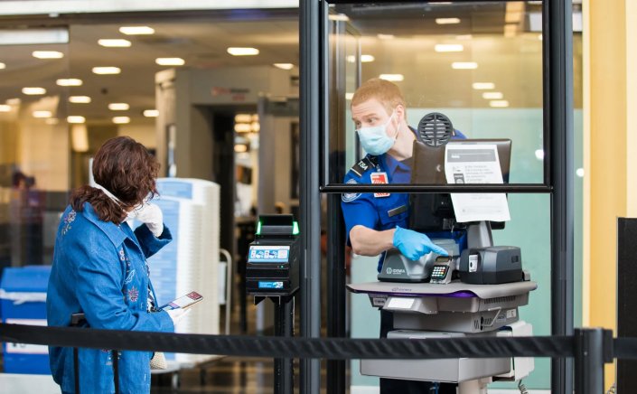 Omikron variant - WHO: Σύσταση στους άνω των 60 ετών και στις ευπαθείς ομάδες να αποφεύγουν τα ταξίδια