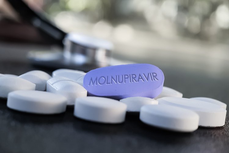 Antiviral Covid pill: Η Βρετανία ενέκρινε πρώτη στον κόσμο το χάπι της Merck για τον κορωνοϊό