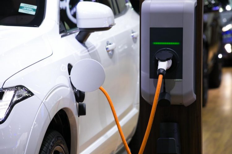 EV chargers: Με φορτιστές ηλεκτρικών αυτοκινήτων, τα υπό ανέγερση κτίρια από το νέο έτος στη Βρετανία