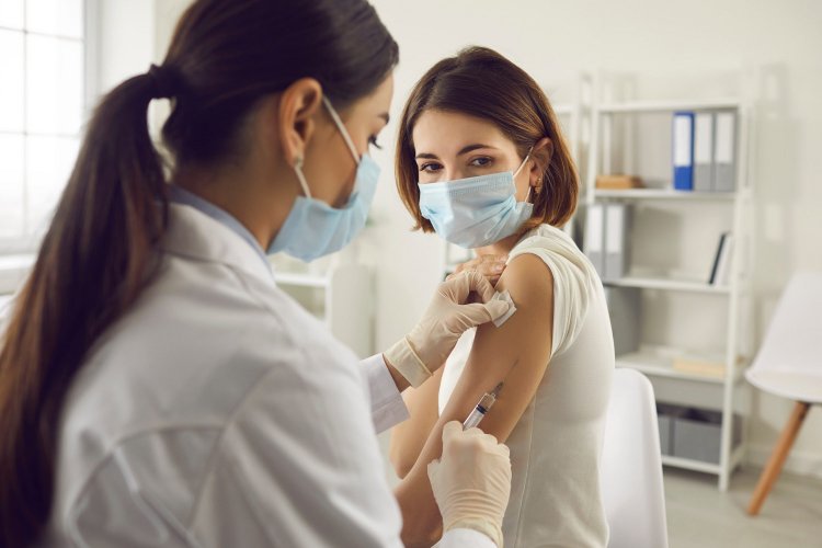 Covid Vaccination: Νέα πλατφόρμα εμβολιασμού κατά της Covid-19 από ιδιώτες γιατρούς και κατ’ οίκον