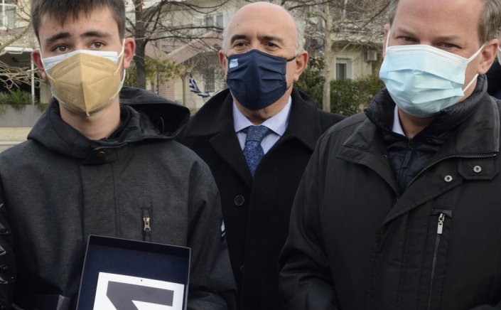 17 Year-Old Drivers: Πιάνει τιμόνι ο πρώτος 17άρης οδηγός – Παρών στην εξέτασή του ο υπουργός μεταφορών 