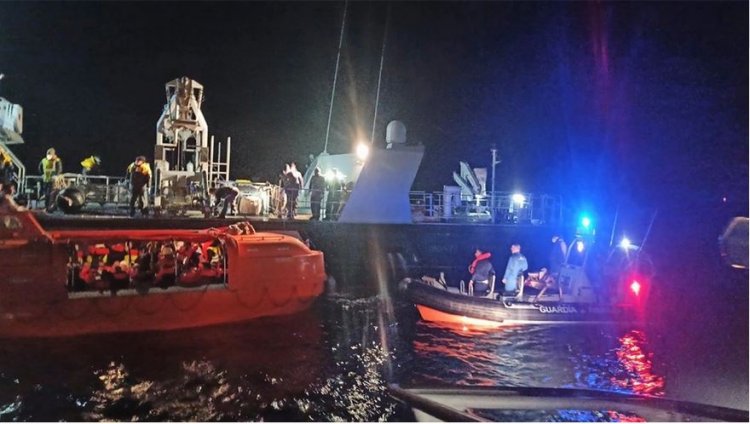 Fire breaks out on ferry: Φωτιά σε πλοίο στην Κέρκυρα: Δύο εγκλωβισμένοι στο Euroferry Olympia - Δέκα οι αγνοούμενοι 
