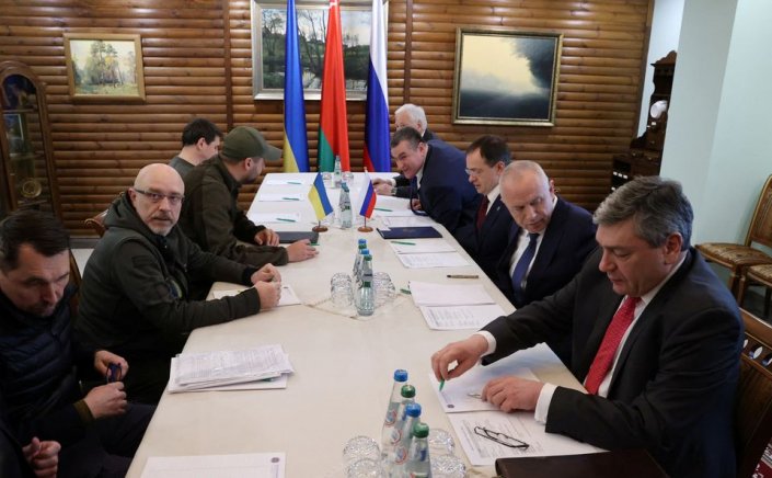 Ukraine-Russia talks: Η πρώτη αλλά ισχνή ένδειξη αποκλιμάκωσης – Μόσχα και Κίεβο συμφώνησαν για «ανθρωπιστικούς διαδρόμους»