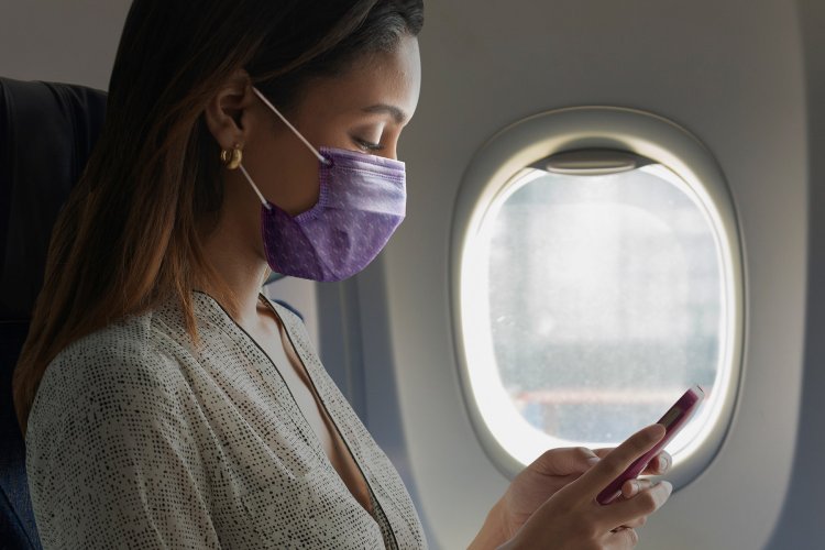 Easing Covid curbs: Θα αρθεί η χρήση μάσκας στα αεροπορικά ταξίδια;
