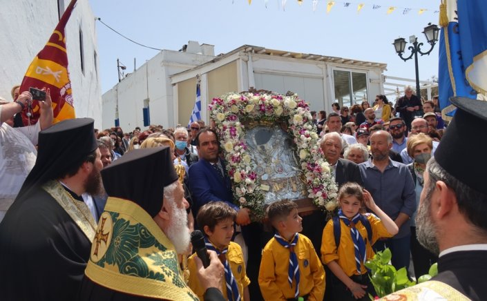 His Eminence Dorotheos B’: Πανδήμως οι Μυκόνιοι συνόδευσαν την Ιερά Εικόνα της Παναγίας Τουρλιανής από τη Χώρα στο πολυαιώνιο Μοναστικό Ενδιαίτημά της, στην Άνω Μερά [εικόνες+videos]