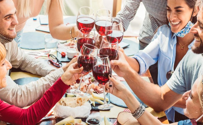 Easing Covid curbs: Ανατροπή με την άρση μέτρων το καλοκαίρι!! Ποια χαλάρωση «παγώνει»