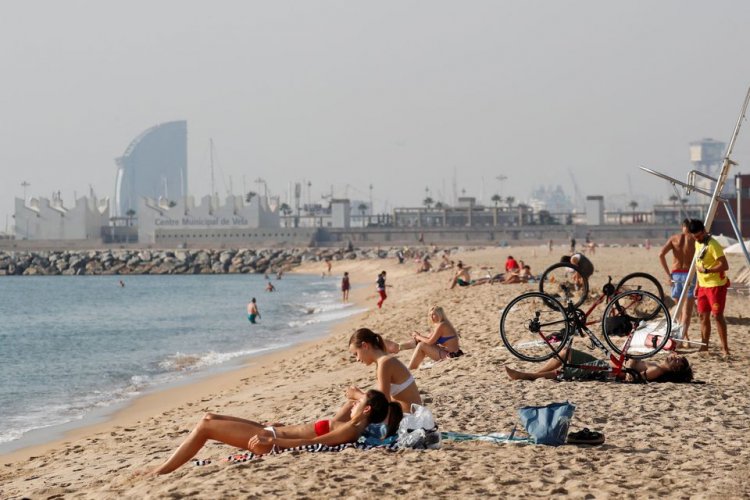 Sun, sea and now smoke free: Η Βαρκελώνη απαγορεύει το κάπνισμα στις παραλίες της