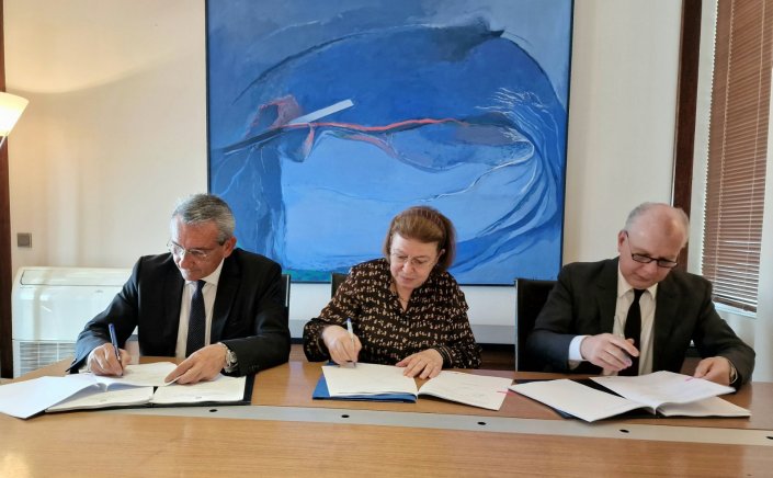 Aegean Islands: Το Εθνικό Θέατρο Ρόδου στον δρόμο της αναγέννησης - Υπεγράφη η Προγραμματική Σύμβαση μεταξύ ΥΠΠΟ, Περιφέρειας και Δήμου Ρόδου για την αποκατάστασής του