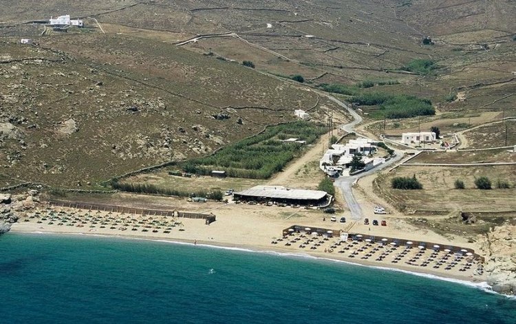 Holy Metropolis of Syros: Απάντηση σε δημοσιεύματα σχετικά με τα Μοναστηριακά Κτήματα στην παραλία της Λιάς Μυκόνου