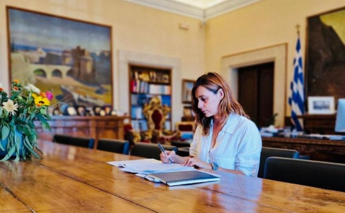 Aegean Islands: Οι πρώτες άδειες πολυθέσιων ταξί στην Ελλάδα, στα νησιά των Κυκλάδων  / Ευδοκία Κατσάνη: «Υπηρετούμε το αύριο»