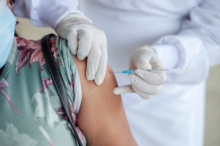 Covid-19 vaccination: Έκτακτη ενημέρωση για εμβολιασμούς από Θεοδωρίδου και Θεμιστοκλέους - Οι προβληματισμοί για τους 30άρηδες